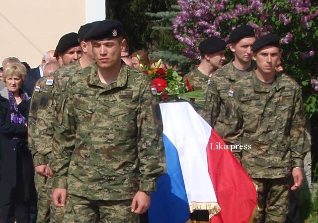 Ispraćaj Dragutina Sudara u rodnim Brušanima/Foto arhiva Lika pressa Gospić                                                                                                                                                                               